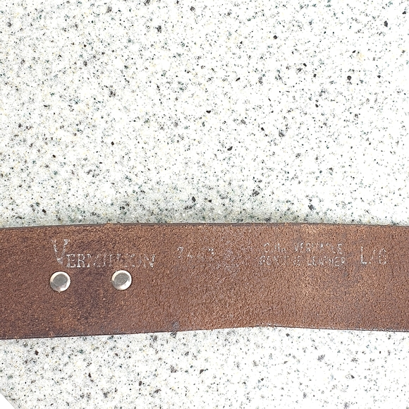 Vermillion leather belt with silver sun detailing size large - Picture 6 of 7